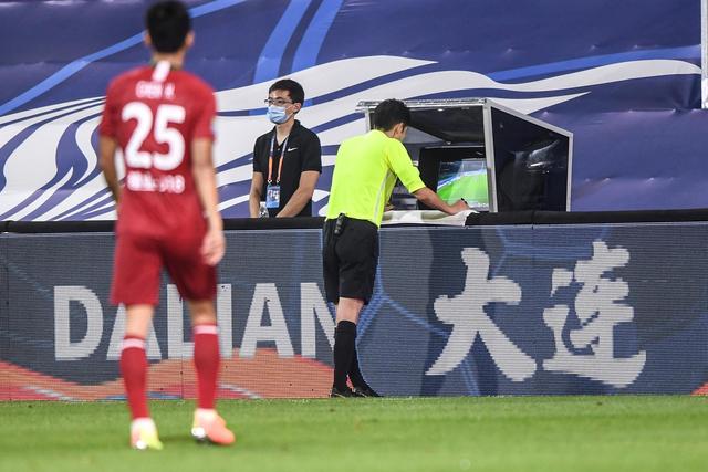 奎因右侧持球突破，面对袁照耀上演单臂隔扣6天前